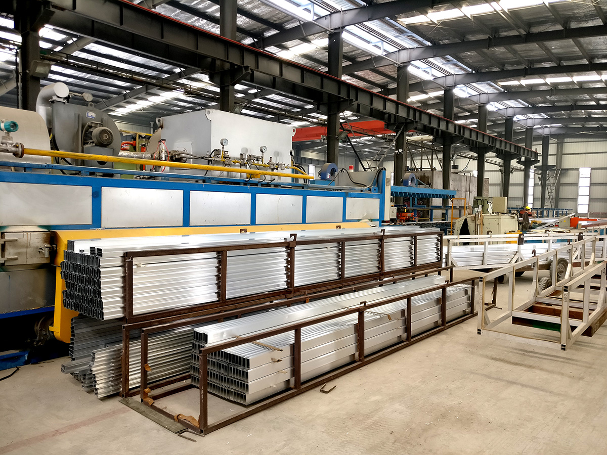 鑫佳盛鋁業(yè)擠壓車(chē)間