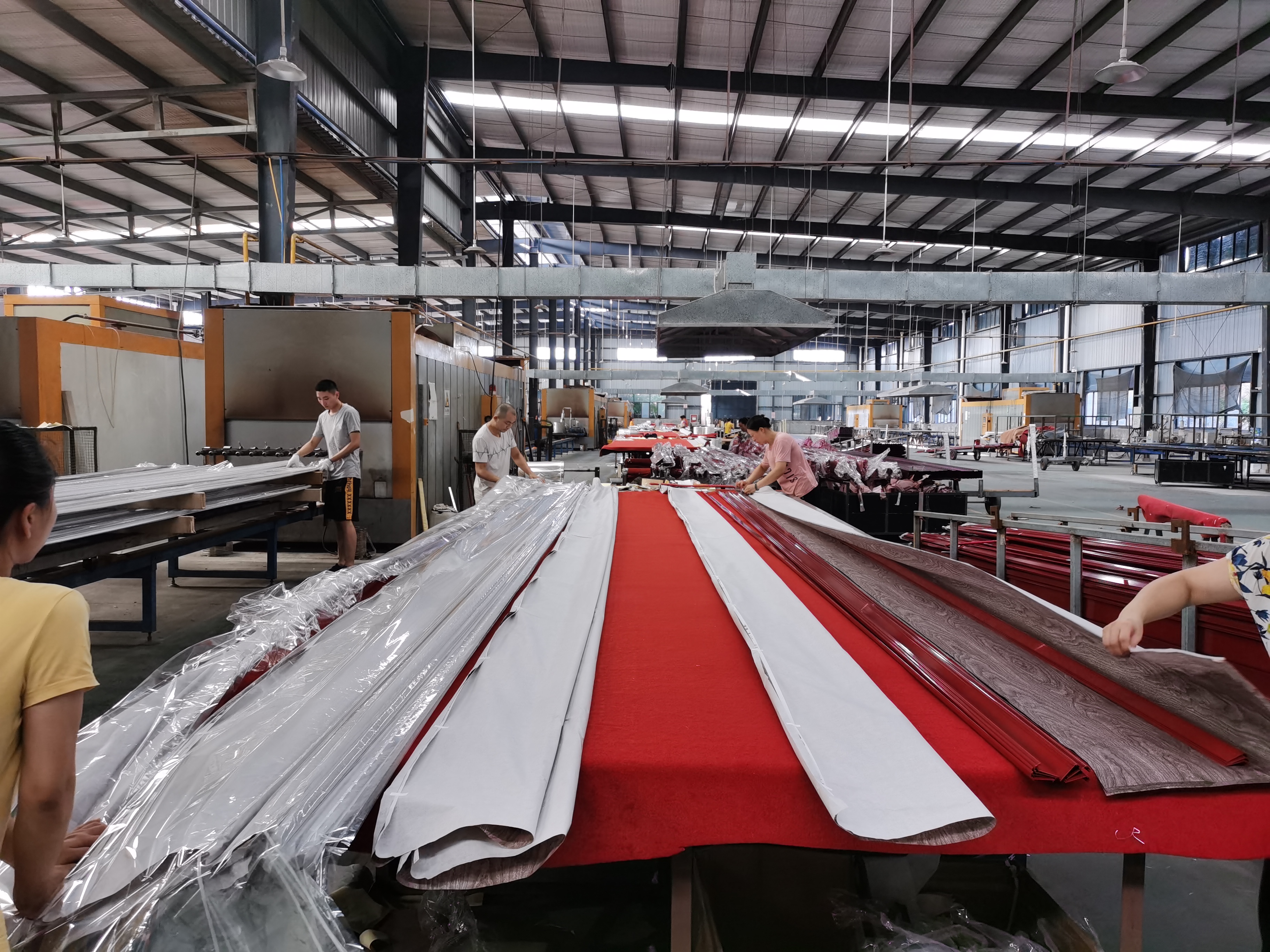 鑫佳盛鋁業(yè)木紋車間