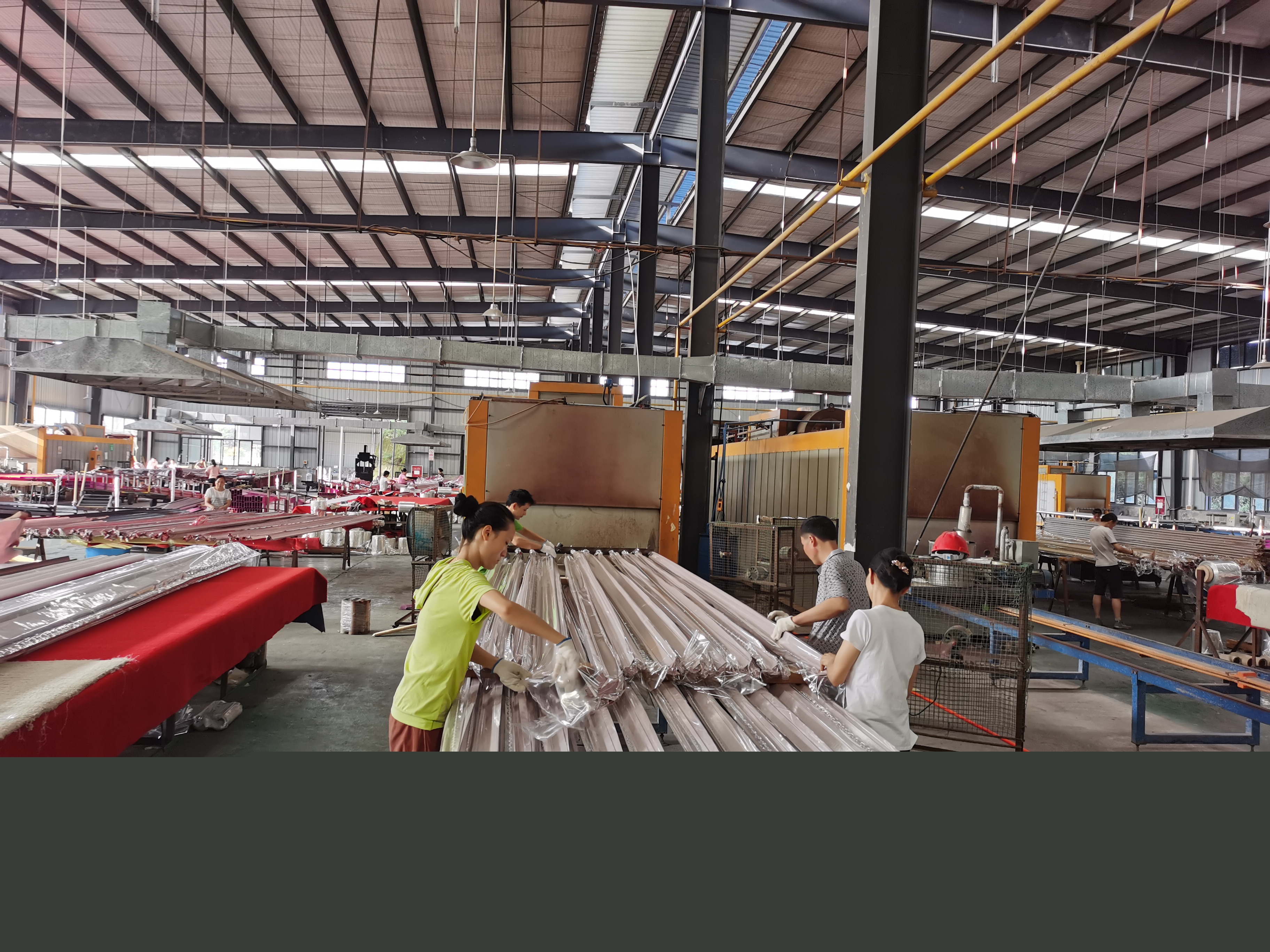 鑫佳盛鋁業(yè)木紋車間